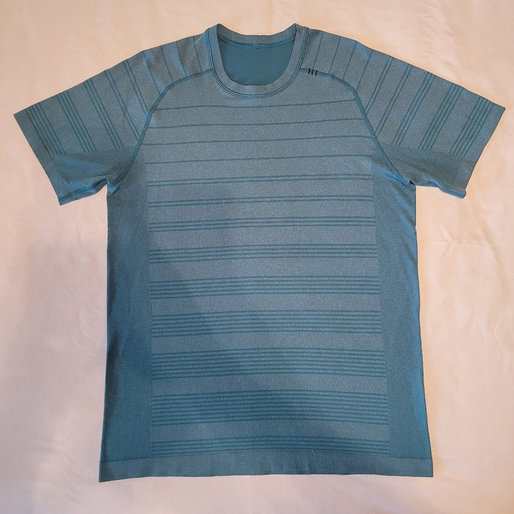Lululemon Mens Athletic Short Sleeve Shirt - Medium - Light Blue Striped